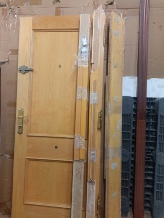 Puerta blindada madera clara usada