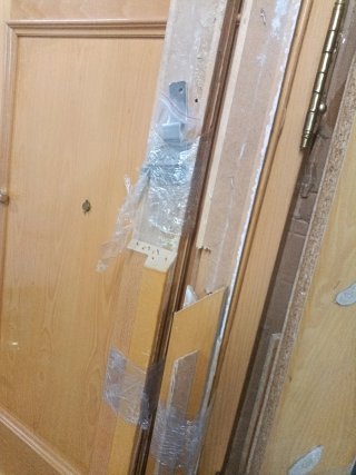 Puerta blindada madera clara usada