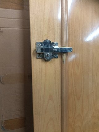 Puerta blindada madera clara usada
