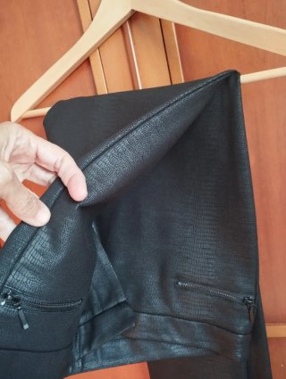 Pantalones negros efecto piel