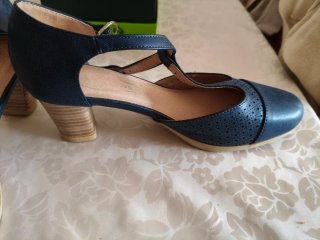 Zapatos de tacón azul y beige
