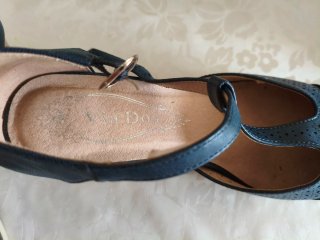 Zapatos de tacón azul y beige
