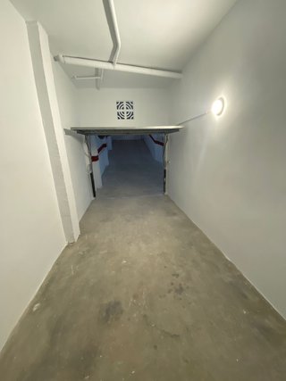 Garaje cerrado con portón automático y verja