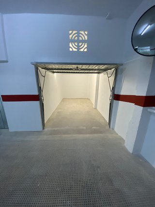 Garaje cerrado con portón automático y verja