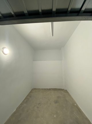 Garaje cerrado con portón automático y verja