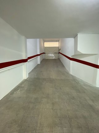 Garaje cerrado con portón automático y verja