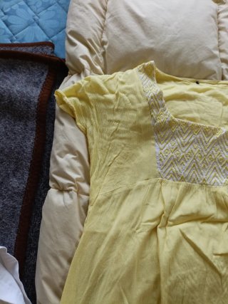 Vestido amarillo pastel con bordado