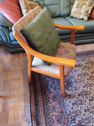 Sillón con reposabrazos de madera