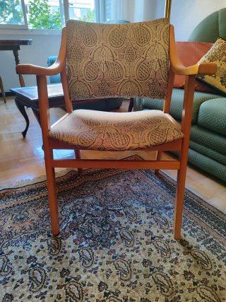 Sillón con reposabrazos de madera