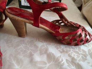 Zapatos de tacón rojos y beige