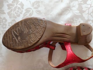 Zapatos de tacón rojos y beige