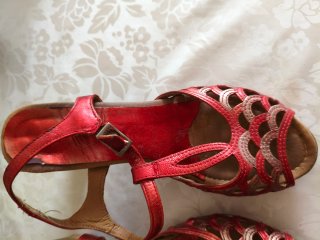 Zapatos de tacón rojos y beige