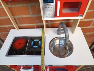 Cocinita de juguete roja