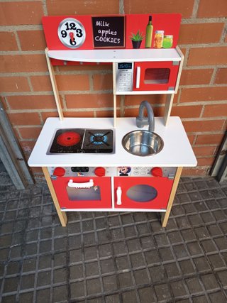 Cocinita de juguete roja