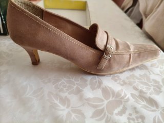 Zapatos de tacón beige para mujer