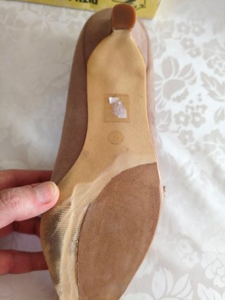 Zapatos de tacón beige para mujer