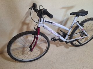 Bicicleta de chica blanca