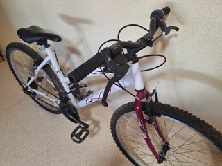 Bicicleta de chica blanca