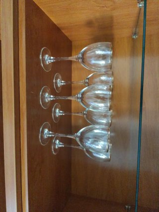 Calice di vino dorato e trasparente