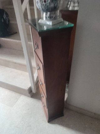 Mueble de madera con detalles de cristal