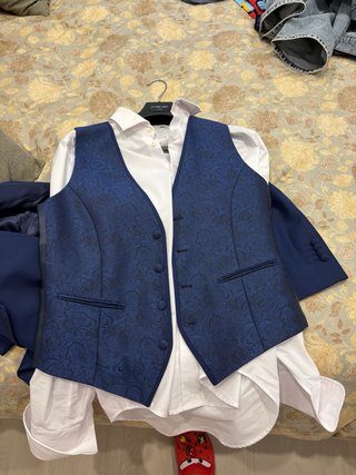 Traje de novio azul con bordados