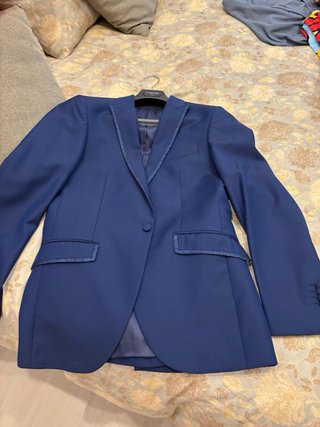 Traje de novio azul con bordados