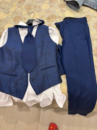 Traje de novio azul con bordados