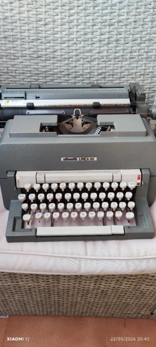 Máquina de escribir Olivetti Linea 98