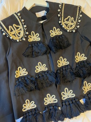 Chaqueta flamenca negra con detalles dorados
