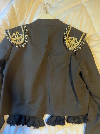Chaqueta flamenca negra con detalles dorados