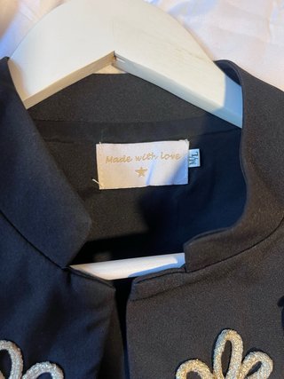 Chaqueta flamenca negra con detalles dorados