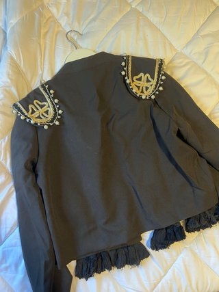 Chaqueta flamenca negra con detalles dorados