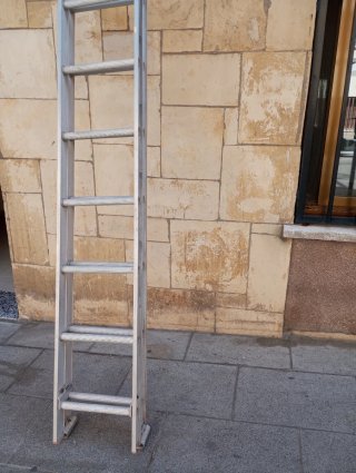 Escalera de aluminio de dos tramos