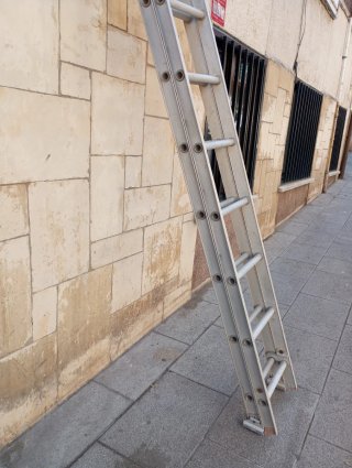Escalera de aluminio de dos tramos