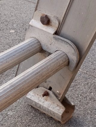 Escalera de aluminio de dos tramos