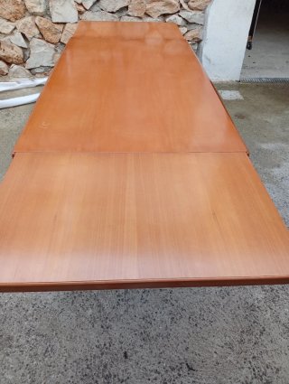 Mesa de comedor de madera