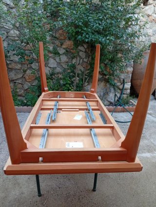 Mesa de comedor de madera