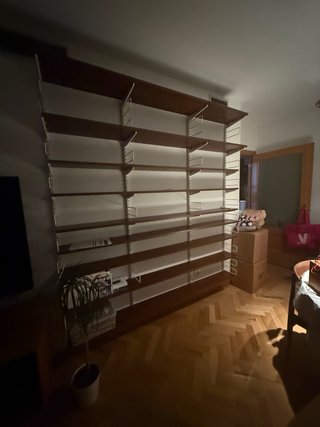 Libreria modulare in legno con supporti in metallo bianco