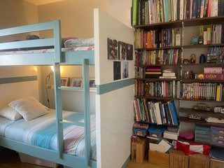 Libreria modulare in legno con supporti in metallo bianco