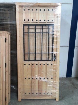 Puerta de madera con reja forja..