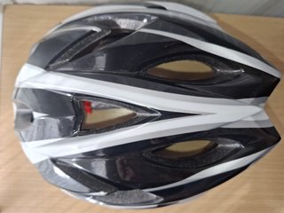 Casco bicicleta, patín para adulto con visera.