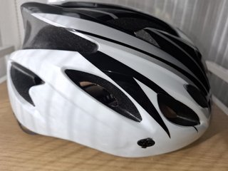 Casco bicicleta, patín para adulto con visera.