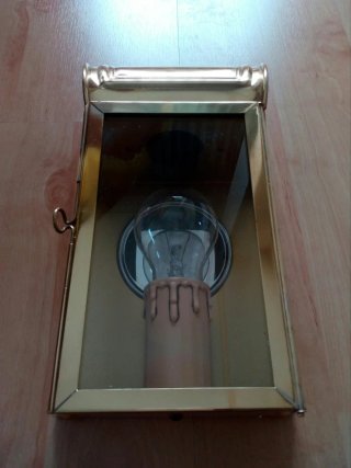 Farol dorado de pared con cristal