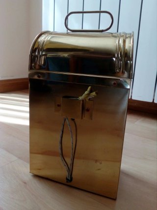 Farol dorado de pared con cristal