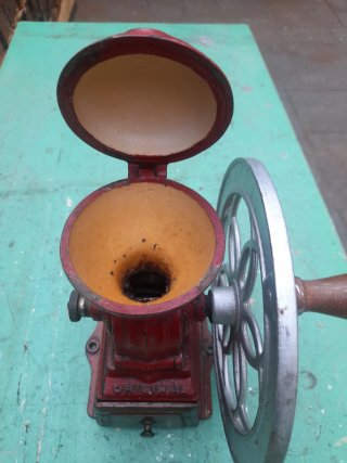 Antiguo Molinillo de Café Rojo Marca Original