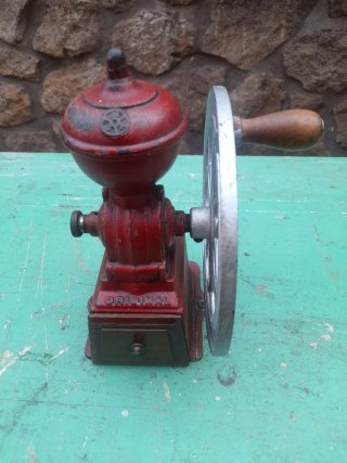 Antiguo Molinillo de Café Rojo Marca Original