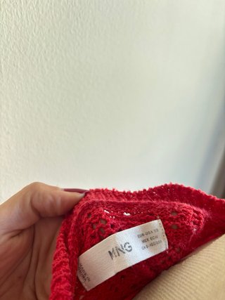 Rebeca Mango punto calado en rojo