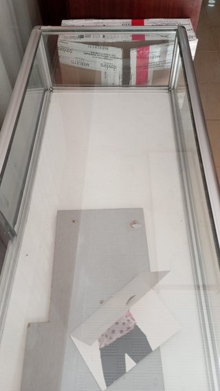 Mobile espositore in vetro e metallo con porte
