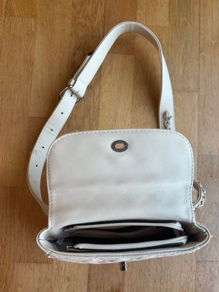 Bolso riñonera o cruzado. Blanco roto.