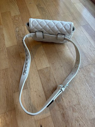Bolso riñonera o cruzado. Blanco roto.